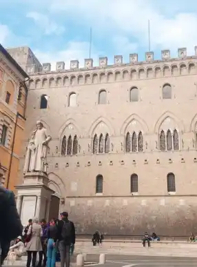 Piazza Salimbeni 1