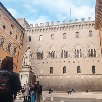 Piazza Salimbeni 1