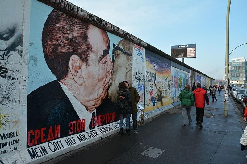 east side gallery il bacio fraterno murales