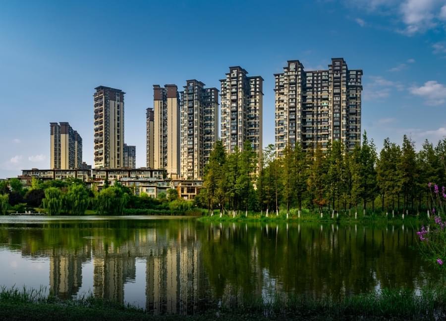 edifici sul lago di wetland park