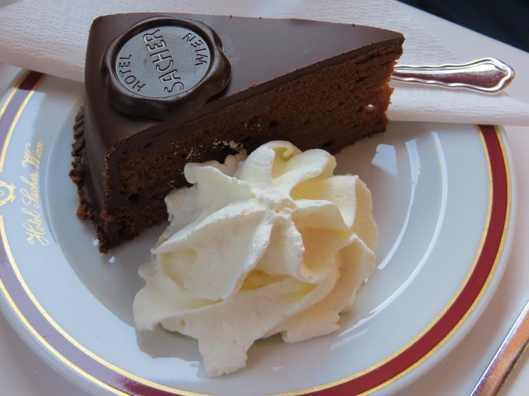 fetta di torta sacher
