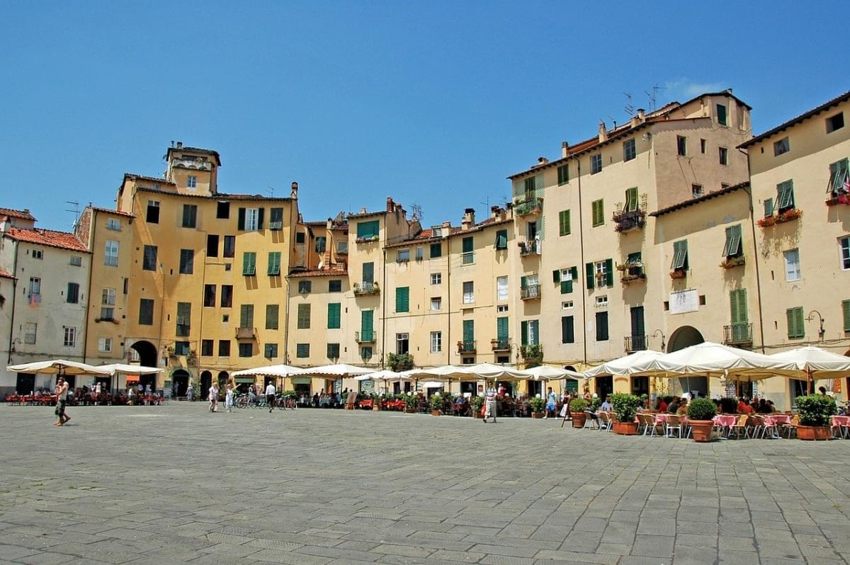 piazza anfiteatro di lucca lucca 2