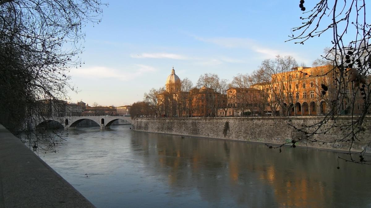 roma trastevere italia tiber riva