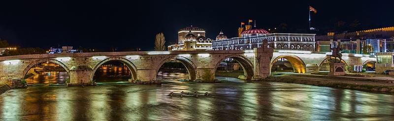 stone bridge di skopje illuminato