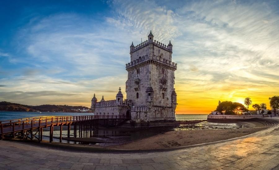 torre di belem al tramonto